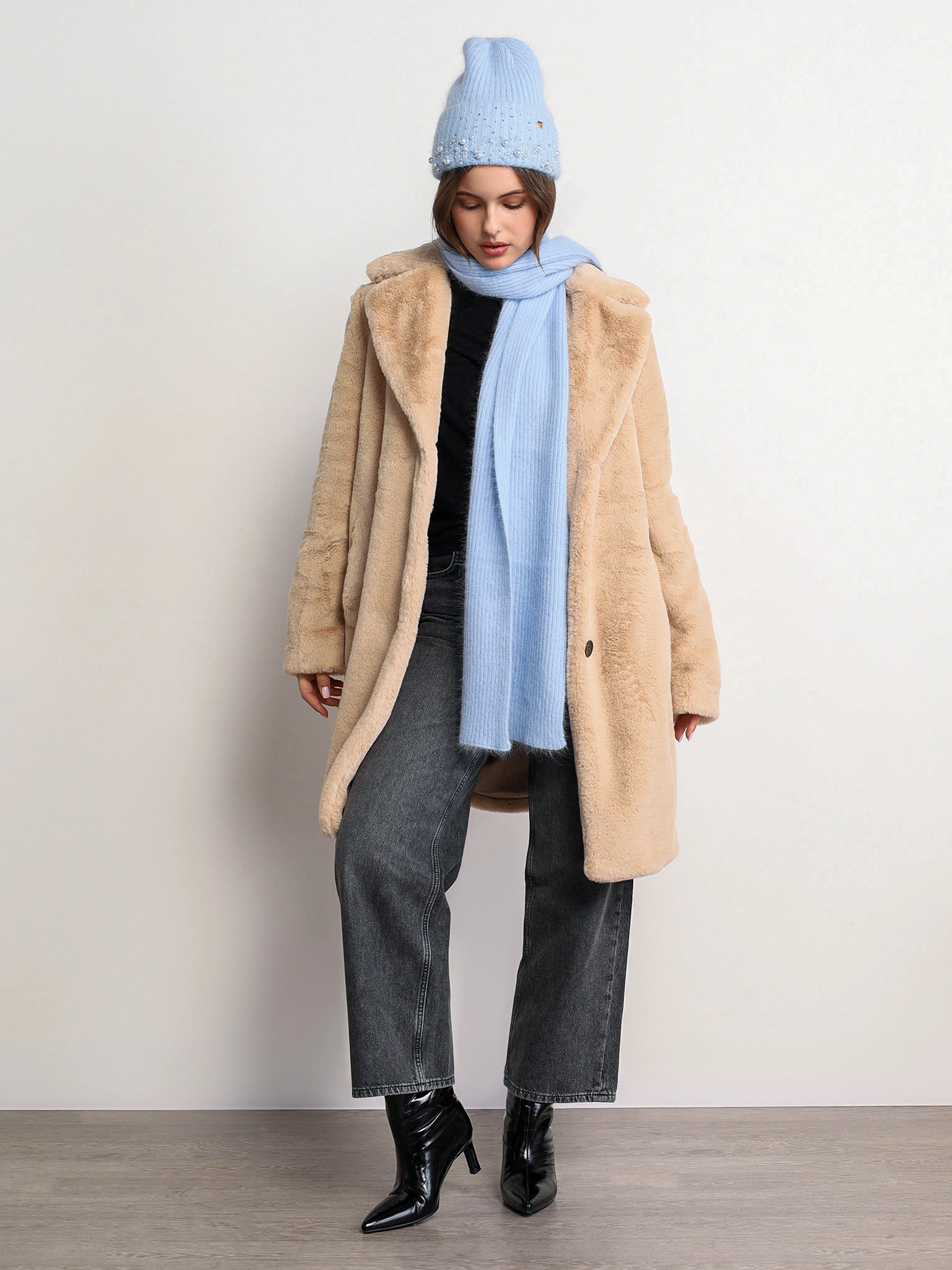 Шарф с декоративной нашивкой в ассортименте